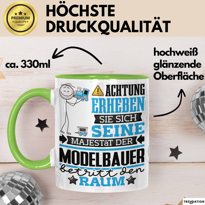 Modelbauer Geschenk Tasse Lustiger Spruch Erheben Sie Sich Der Modelbauer Betritt den Raum Grün Trendation