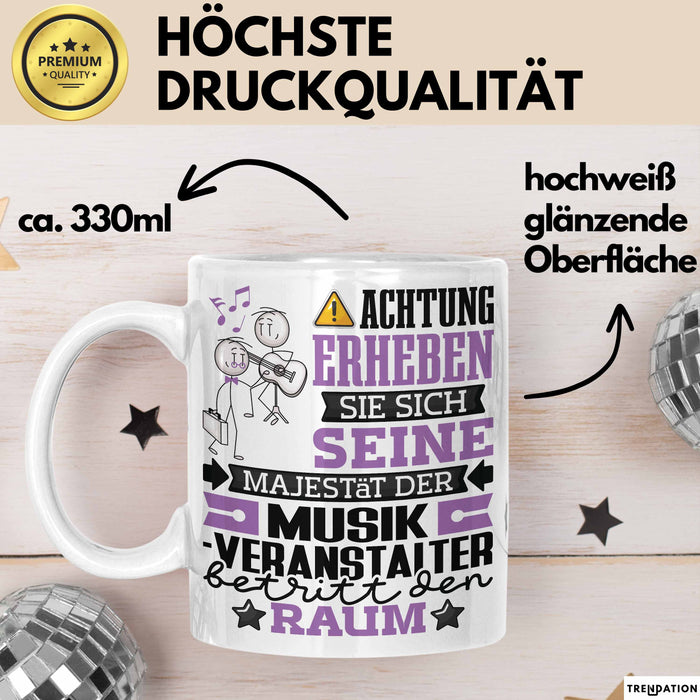 Musikveranstalter Geschenk Tasse Lustiger Spruch Erheben Sie Sich Der Musikveranstalter Betritt den Raum Weiß Trendation