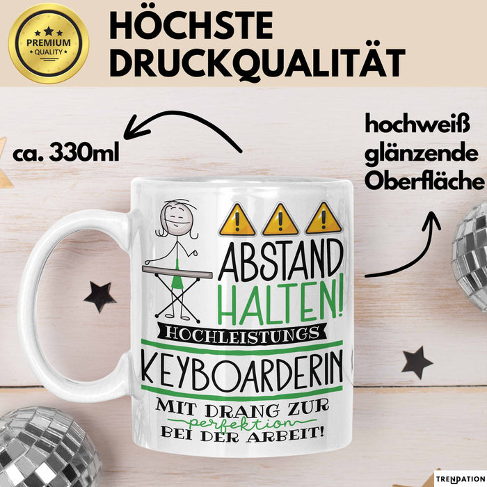 Keyboarderin Tasse Geschenk Lustig Abstand Halten Hochleistungs-Keyboarderin Mit Drang Zur Perfektion Bei Der Arbeit Weiß Trendation