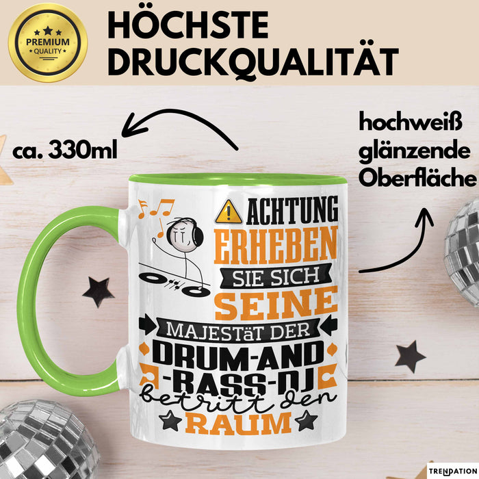 Drum-and-Bass-DJ Geschenk Tasse Lustiger Spruch Erheben Sie Sich Der Drum-and-Bass-DJ Betritt den Raum Grün Trendation