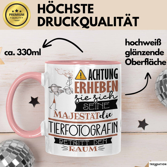 Tierfotografin Tasse Geschenk Lustiger Spruch Bitte Erheben Sie Sich Seine Majestät Die Tierfotografin Betritt Den Raum Rosa Trendation
