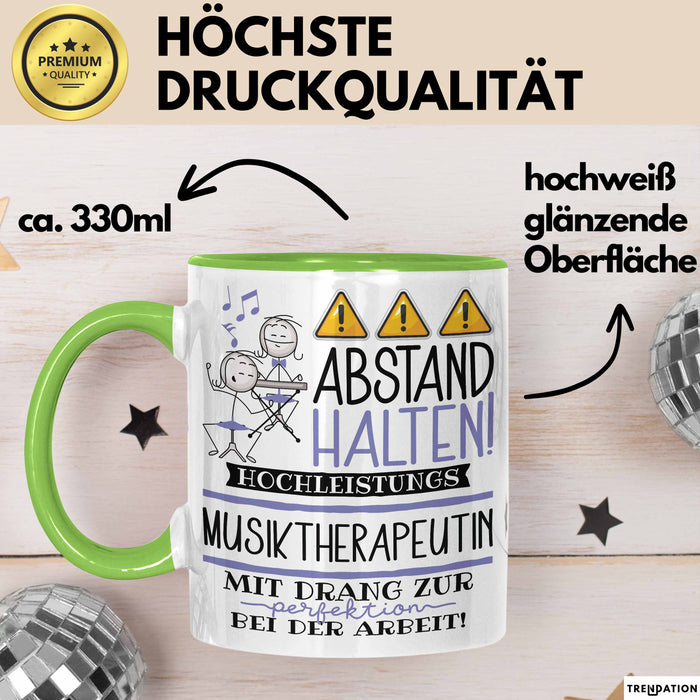 Musiktherapeutin Tasse Geschenk Lustig Abstand Halten Hochleistungs-Musiktherapeutin Mit Drang Zur Perfektion Bei Der Arbeit Grün Trendation