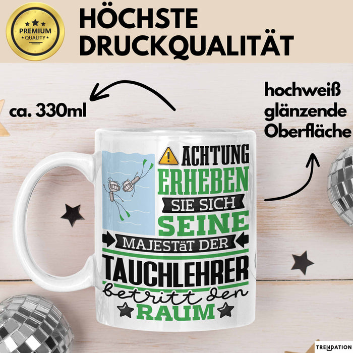 Tauchlehrer Geschenk Tasse Lustiger Spruch Erheben Sie Sich Der Tauchlehrer Betritt den Raum Weiß Trendation
