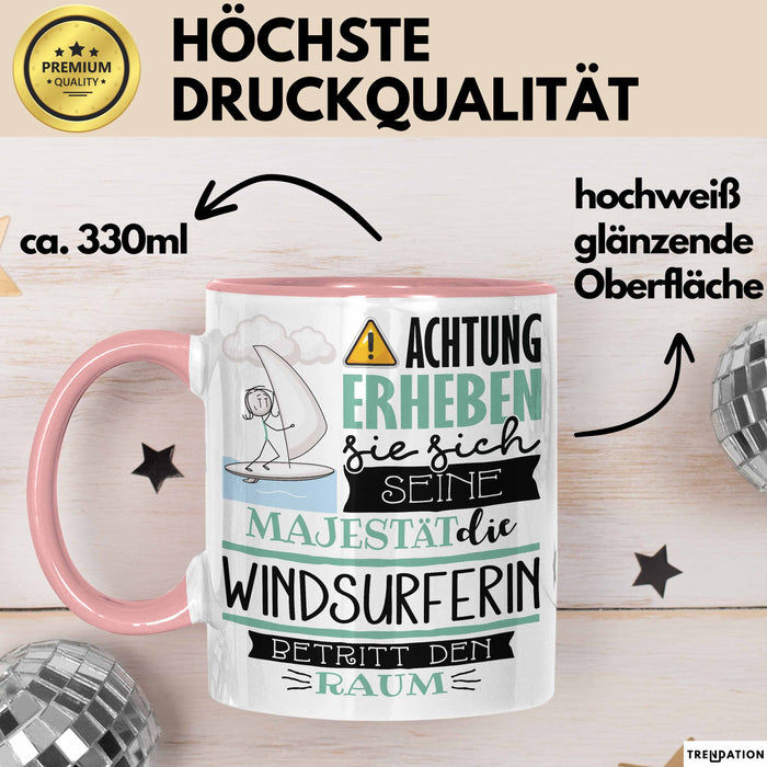 Windsurferin Tasse Geschenk Lustiger Spruch Bitte Erheben Sie Sich Seine Majestät Die Windsurferin Betritt Den Raum Rosa Trendation
