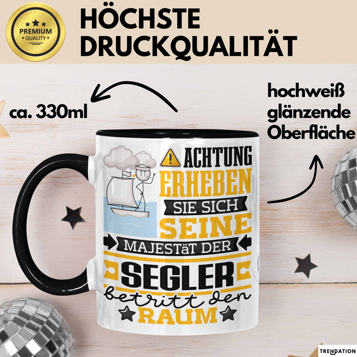 Segler Geschenk Tasse Lustiger Spruch Erheben Sie Sich Der Segler Betritt den Raum Schwarz Trendation