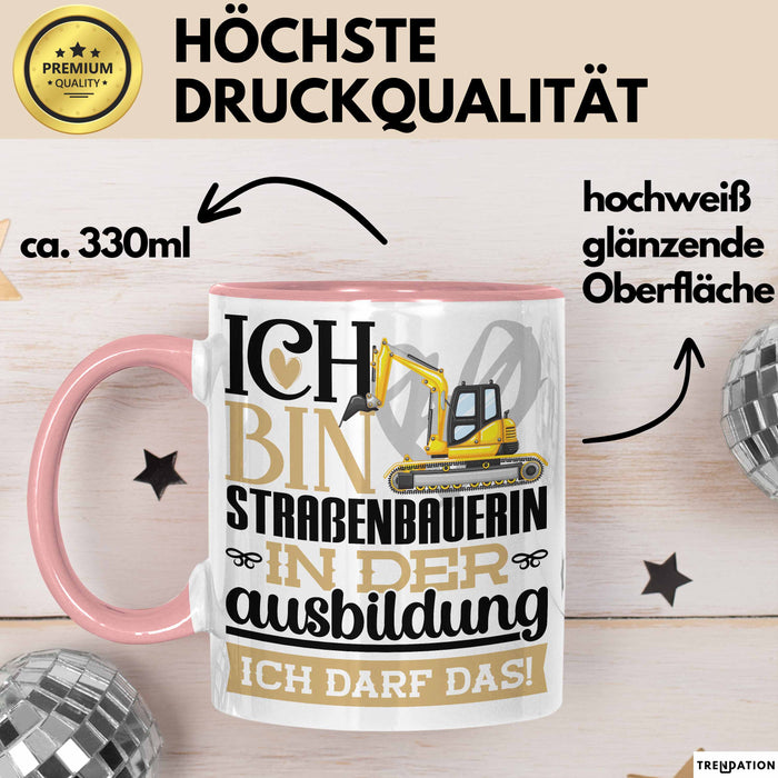 Straßenbauerin Ausbildung Start Geschenk Tasse Ich Bin Straßenbauerin In Der Ausbildung Ich Darf Das Kaffee-Becher Geschenkidee Rosa Trendation