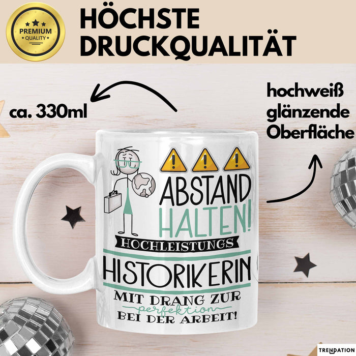 Historikerin Tasse Geschenk Lustig Abstand Halten Hochleistungs-Historikerin Mit Drang Zur Perfektion Bei Der Arbeit Weiß Trendation