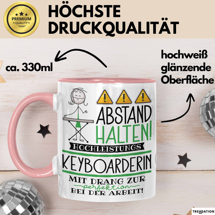 Keyboarderin Tasse Geschenk Lustig Abstand Halten Hochleistungs-Keyboarderin Mit Drang Zur Perfektion Bei Der Arbeit Rosa Trendation
