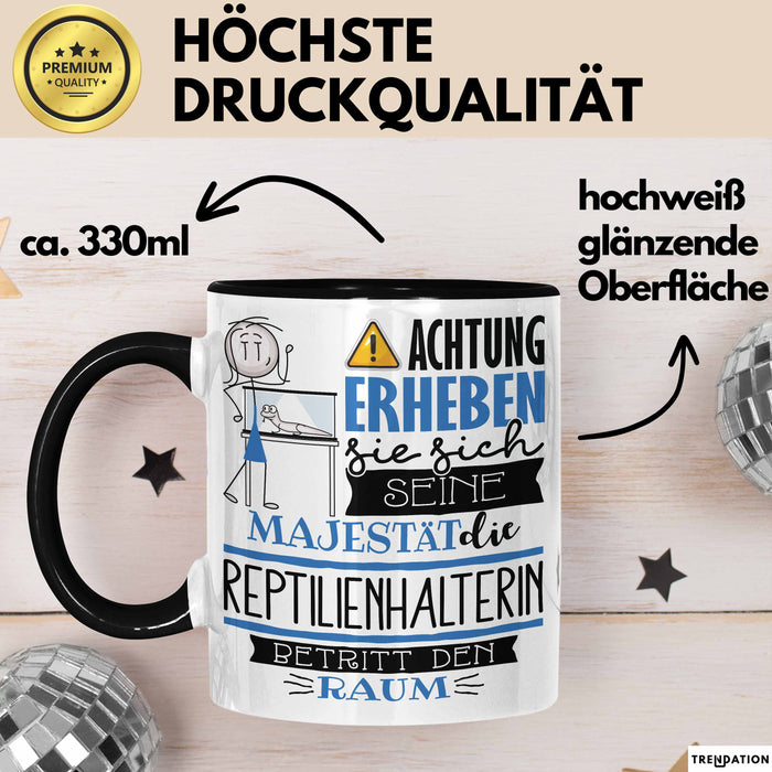 Reptilienhalterin Tasse Geschenk Lustiger Spruch Bitte Erheben Sie Sich Seine Majestät Die Reptilienhalterin Betritt Den Raum Schwarz Trendation