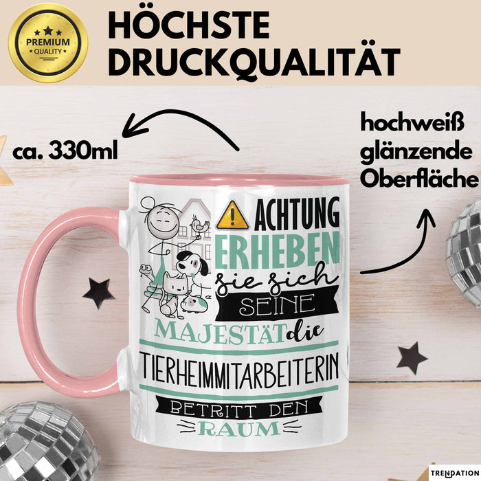 Tierheimmitarbeiterin Tasse Geschenk Lustiger Spruch Bitte Erheben Sie Sich Seine Majestät Die Tierheimmitarbeiterin Betritt Den Raum Rosa Trendation