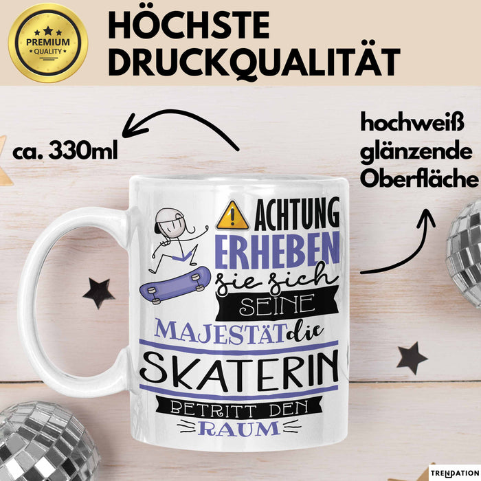 Skaterin Tasse Geschenk Lustiger Spruch Bitte Erheben Sie Sich Seine Majestät Die Skaterin Betritt Den Raum Weiß Trendation