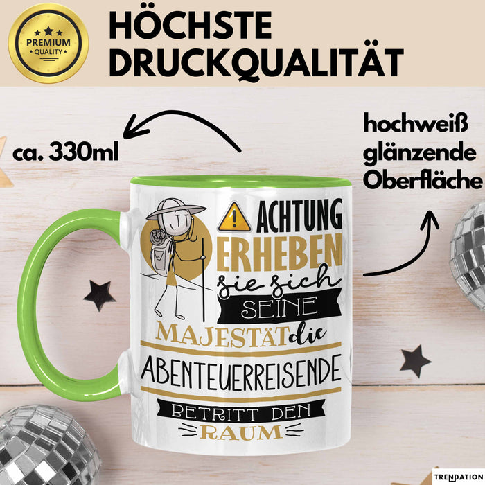 Abenteuerreisende Tasse Geschenk Lustiger Spruch Bitte Erheben Sie Sich Seine Majestät Die Abenteuerreisende Betritt Den Raum Grün Trendation