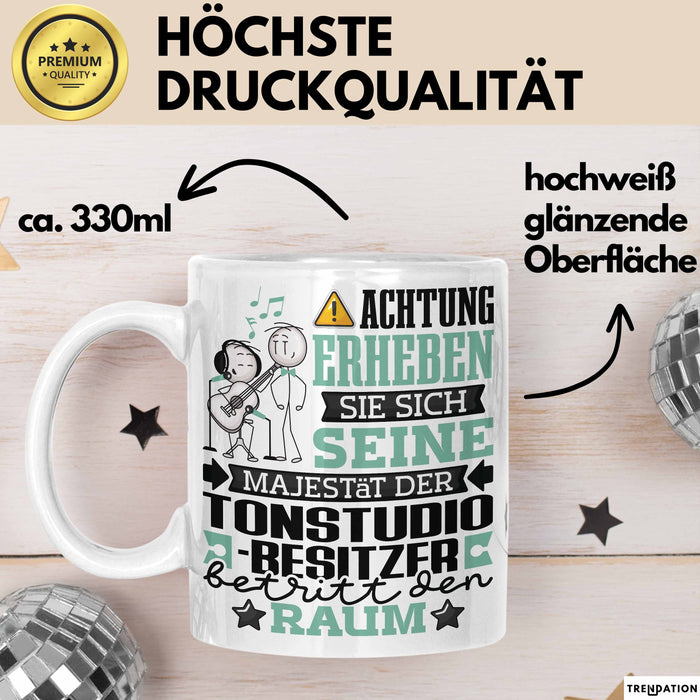 Tonstudio-Besitzer Geschenk Tasse Lustiger Spruch Erheben Sie Sich Der Tonstudio-Besitzer Betritt den Raum Weiß Trendation
