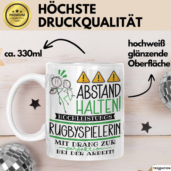 Rugbyspielerin Tasse Geschenk Lustig Abstand Halten Hochleistungs-Rugbyspielerin Mit Drang Zur Perfektion Bei Der Arbeit Weiß Trendation
