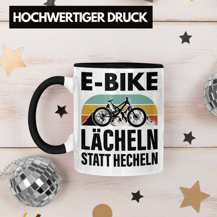 Trendation - Elektrofahrrad E-Bike Tasse mit Spruch Geschenk Ebike Lustige Geschenke Kaffeetasse Rentner Schwarz Trendation