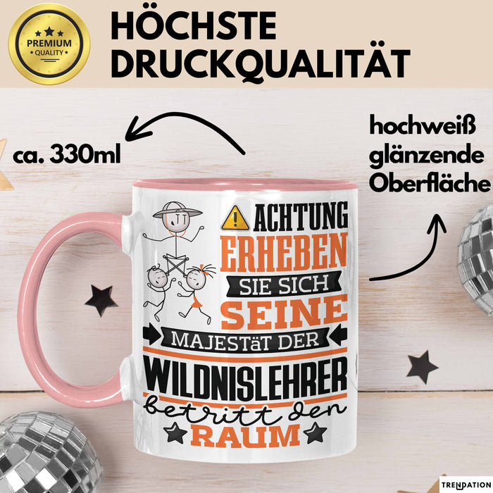 Wildnislehrer Geschenk Tasse Lustiger Spruch Erheben Sie Sich Der Wildnislehrer Betritt den Raum Rosa Trendation