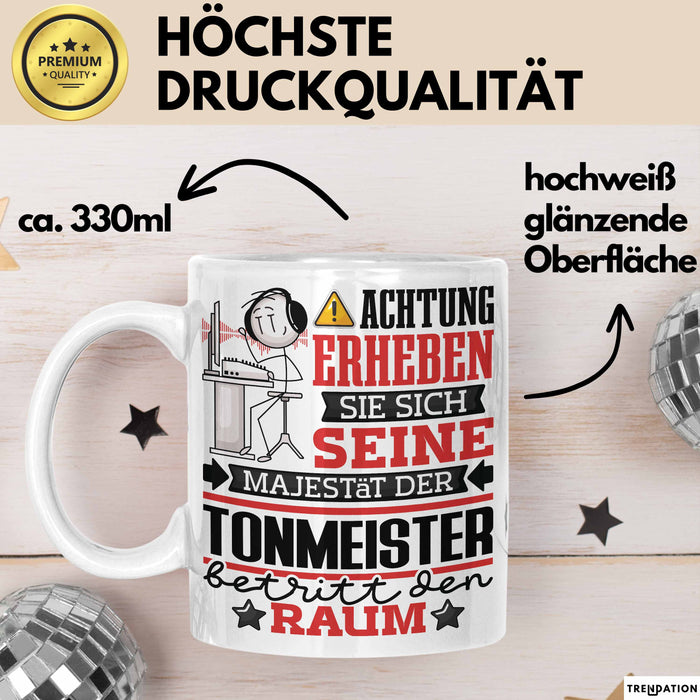 Tonmeister Geschenk Tasse Lustiger Spruch Erheben Sie Sich Der Tonmeister Betritt den Raum Weiß Trendation