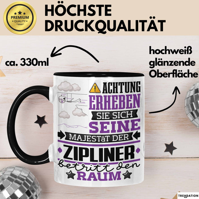 Zipliner Geschenk Tasse Lustiger Spruch Erheben Sie Sich Der Zipliner Betritt den Raum Schwarz Trendation