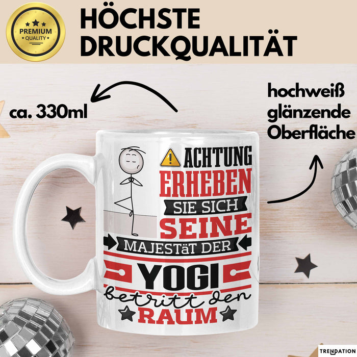 Yogi Geschenk Tasse Lustiger Spruch Erheben Sie Sich Der Yogi Betritt den Raum Weiß Trendation