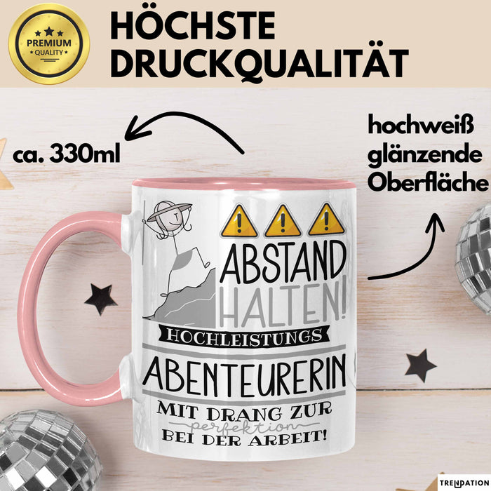 Abenteurerin Tasse Geschenk Lustig Abstand Halten Hochleistungs-Abenteurerin Mit Drang Zur Perfektion Bei Der Arbeit Rosa Trendation