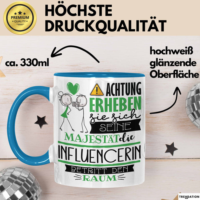 Influencerin Tasse Geschenk Lustiger Spruch Bitte Erheben Sie Sich Seine Majestät Die Influencerin Betritt Den Raum Blau Trendation