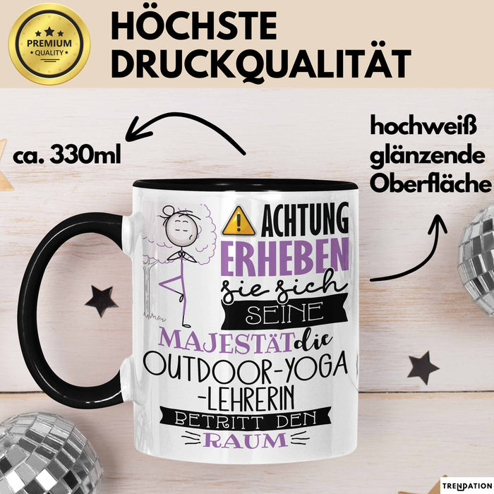 Outdoor-Yoga-Lehrerin Tasse Geschenk Lustiger Spruch Bitte Erheben Sie Sich Seine Majestät Die Outdoor-Yoga-Lehrerin Betritt Den Raum Schwarz Trendation
