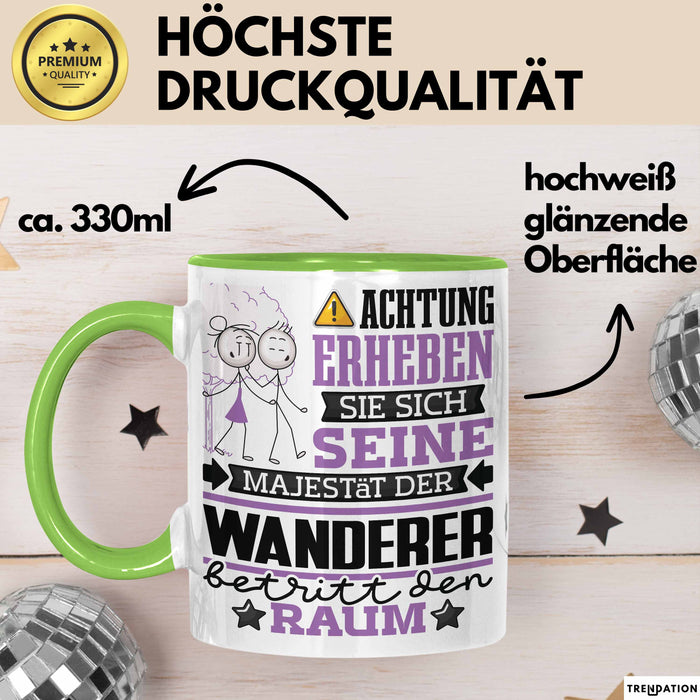 Wanderer Geschenk Tasse Lustiger Spruch Erheben Sie Sich Der Wanderer Betritt den Raum Grün Trendation