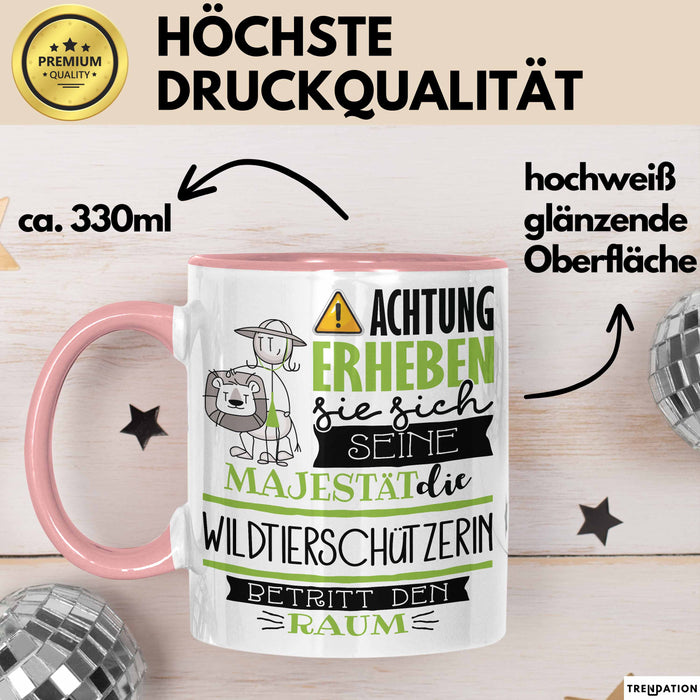 Wildtierschützerin Tasse Geschenk Lustiger Spruch Bitte Erheben Sie Sich Seine Majestät Die Wildtierschützerin Betritt Den Raum Rosa Trendation