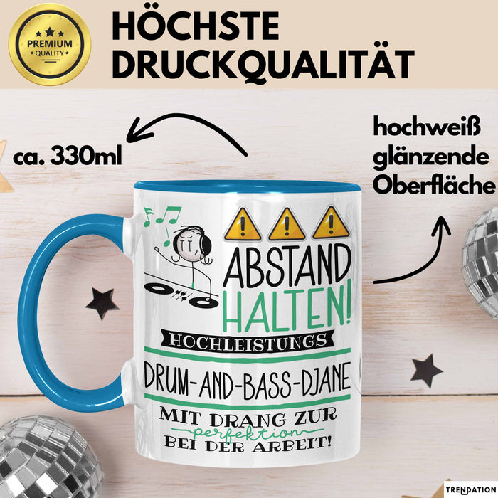 Drum-and-Bass-DJane Tasse Geschenk Lustig Abstand Halten Hochleistungs-Drum-and-Bass-DJane Mit Drang Zur Perfektion Bei Der Arbeit Blau Trendation