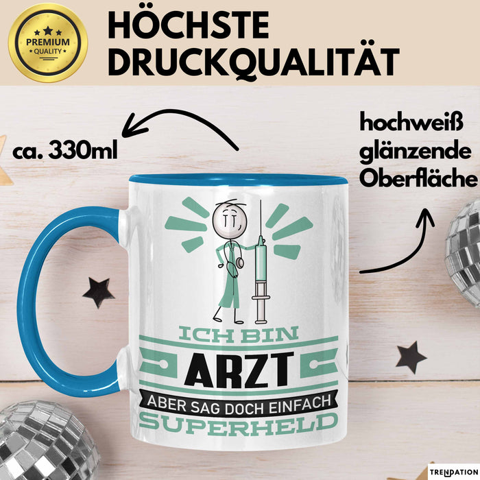 Arzt Geschenk Tasse Ich Bin Arzt Aber Sag Doch Einfach Superheld Lustige Geschenkdiee für Arzt Kaffee-Becher Blau Trendation