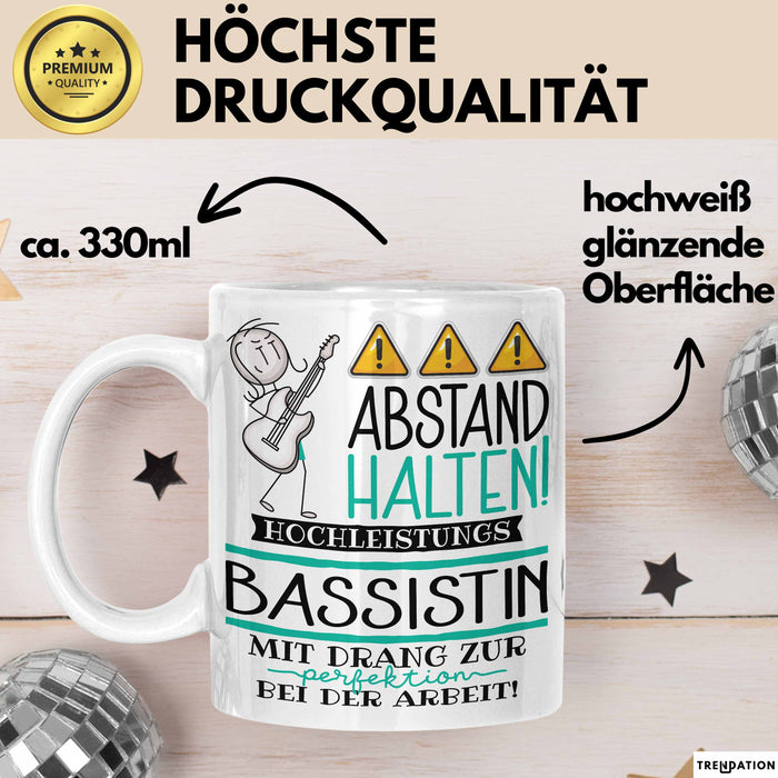 Bassistin Tasse Geschenk Lustig Abstand Halten Hochleistungs-Bassistin Mit Drang Zur Perfektion Bei Der Arbeit Weiß Trendation