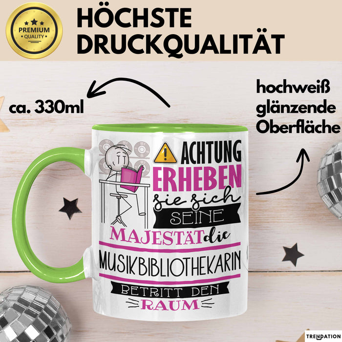 Musikbibliothekarin Tasse Geschenk Lustiger Spruch Bitte Erheben Sie Sich Seine Majestät Die Musikbibliothekarin Betritt Den Raum Grün Trendation