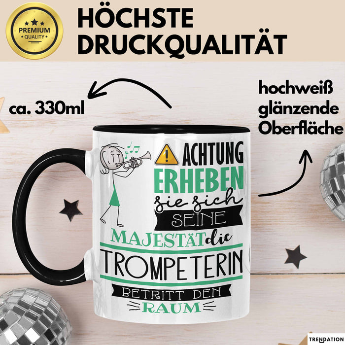 Trompeterin Tasse Geschenk Lustiger Spruch Bitte Erheben Sie Sich Seine Majestät Die Trompeterin Betritt Den Raum Schwarz Trendation