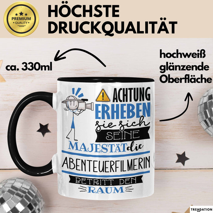 Abenteuerfilmerin Tasse Geschenk Lustiger Spruch Bitte Erheben Sie Sich Seine Majestät Die Abenteuerfilmerin Betritt Den Raum Schwarz Trendation