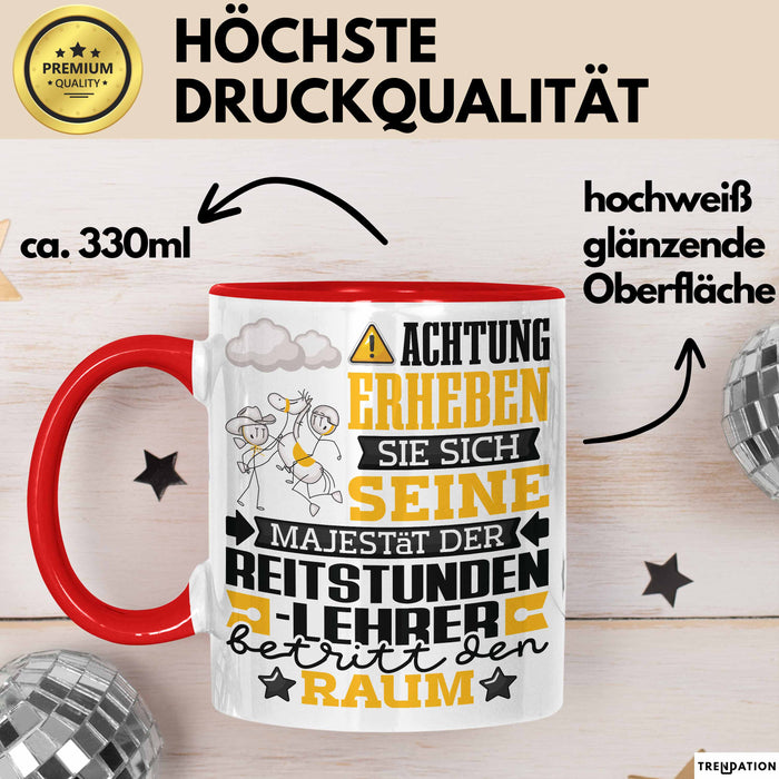 Reitstundenlehrer Geschenk Tasse Lustiger Spruch Erheben Sie Sich Der Reitstundenlehrer Betritt den Raum Rot Trendation