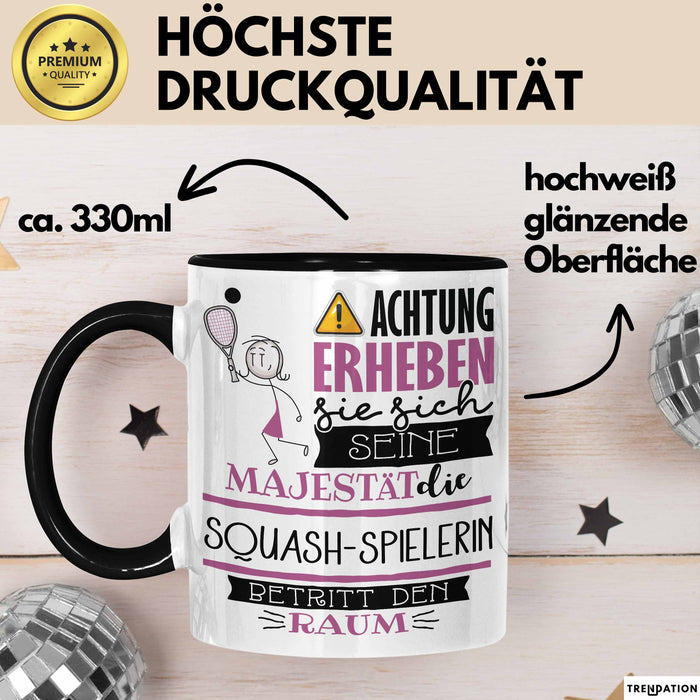 Squash-Spielerin Tasse Geschenk Lustiger Spruch Bitte Erheben Sie Sich Seine Majestät Die Squash-Spielerin Betritt Den Raum Schwarz Trendation