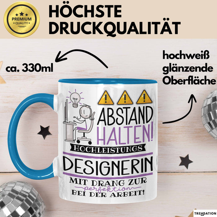 Designerin Tasse Geschenk Lustig Abstand Halten Hochleistungs-Designerin Mit Drang Zur Perfektion Bei Der Arbeit Blau Trendation