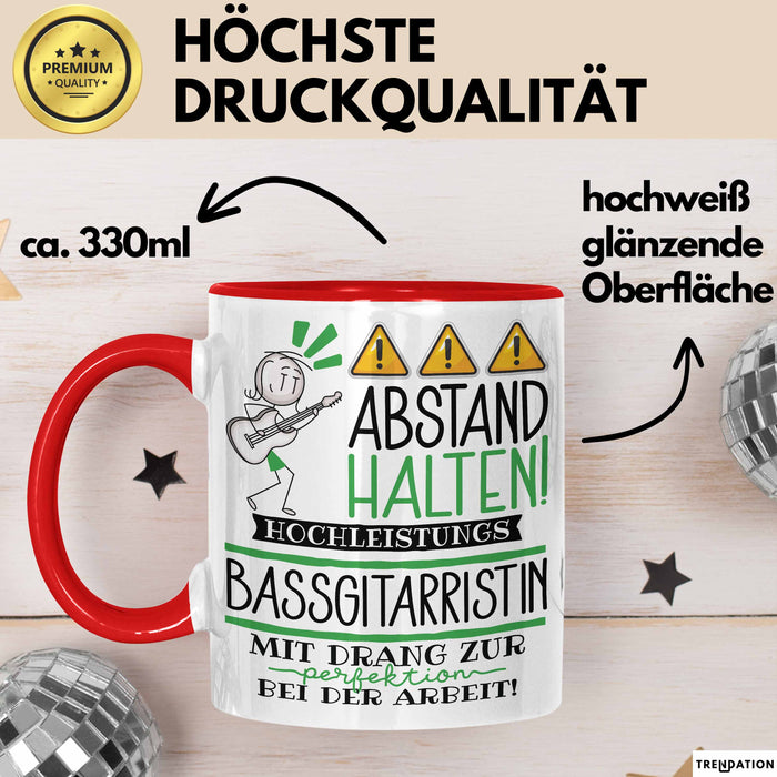 Bassgitarristin Tasse Geschenk Lustig Abstand Halten Hochleistungs-Bassgitarristin Mit Drang Zur Perfektion Bei Der Arbeit Rot Trendation