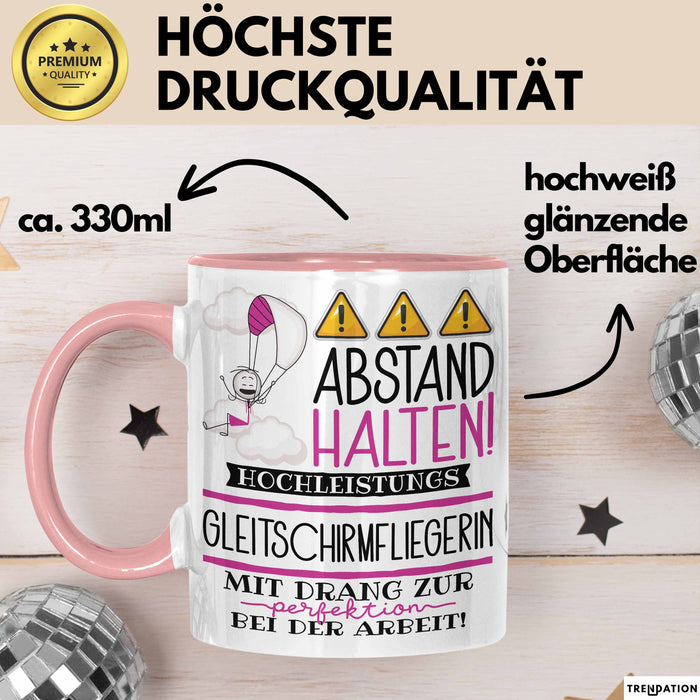 Gleitschirmfliegerin Tasse Geschenk Lustig Abstand Halten Hochleistungs-Gleitschirmfliegerin Mit Drang Zur Perfektion Bei Der Arbeit Rosa Trendation