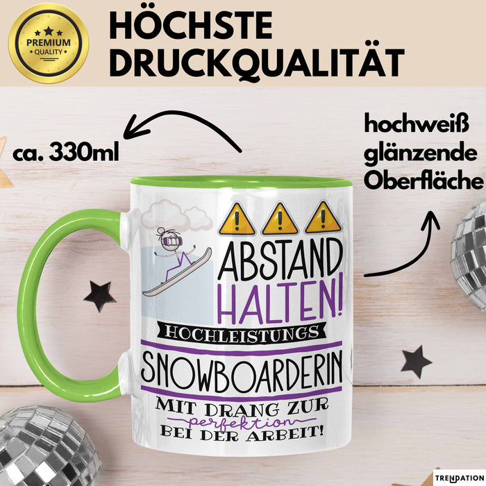 Snowboarderin Tasse Geschenk Lustig Abstand Halten Hochleistungs-Snowboarderin Mit Drang Zur Perfektion Bei Der Arbeit Grün Trendation
