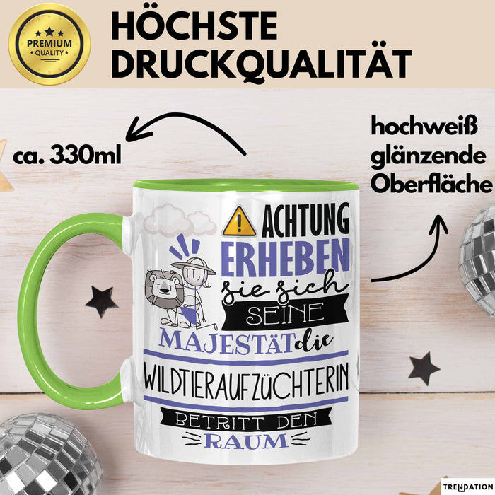 Wildtieraufzüchterin Tasse Geschenk Lustiger Spruch Bitte Erheben Sie Sich Seine Majestät Die Wildtieraufzüchterin Betritt Den Raum Grün Trendation