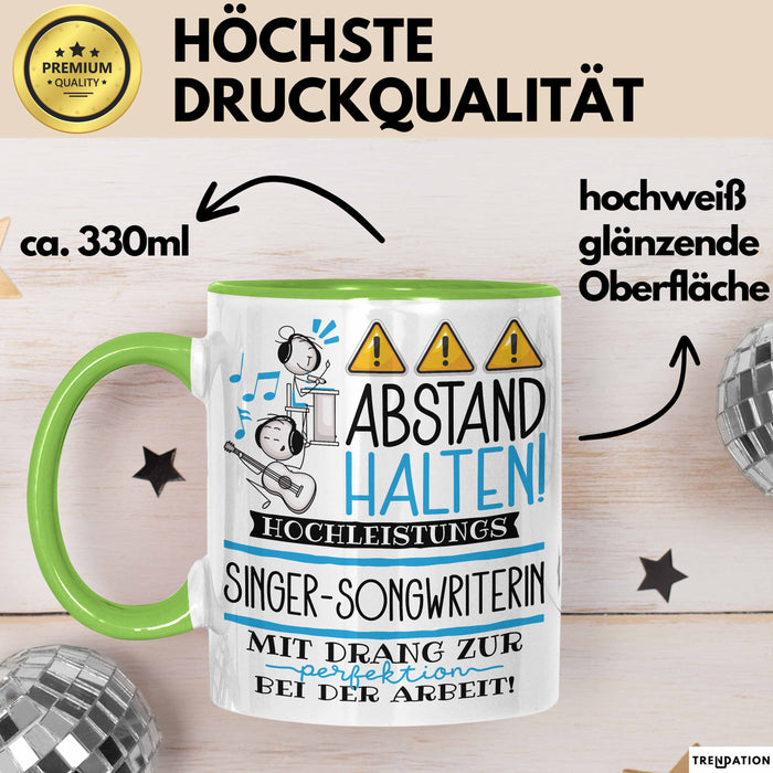 Singer-Songwriterin Tasse Geschenk Lustig Abstand Halten Hochleistungs-Singer-Songwriterin Mit Drang Zur Perfektion Bei Der Arbeit Grün Trendation