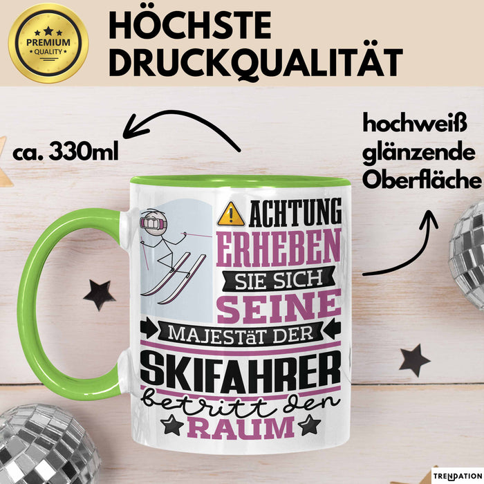 Skifahrer Geschenk Tasse Lustiger Spruch Erheben Sie Sich Der Skifahrer Betritt den Raum Grün Trendation