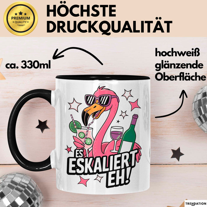 Flamingo Trinkend Tasse Geschenk Lustige Geschenkidee Spruch Es Eskaliert Eh Schwarz Trendation