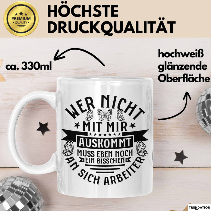Lustiger Spruch Tasse Wer Nicht Mit Mir Auskommt Muss Eben Noch EIn Bisschen An Sich Arbeiten Kaffee-Becher Humor Weiß Trendation