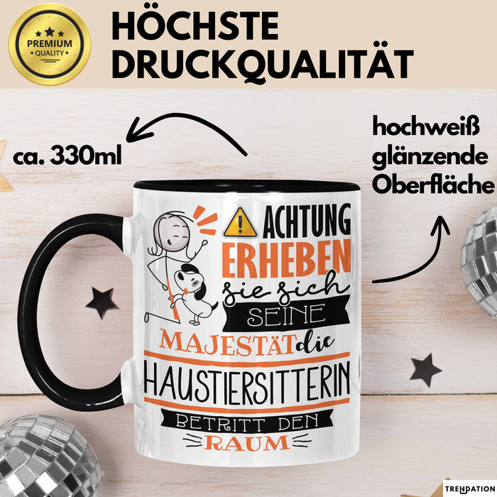 Haustiersitterin Tasse Geschenk Lustiger Spruch Bitte Erheben Sie Sich Seine Majestät Die Haustiersitterin Betritt Den Raum Schwarz Trendation