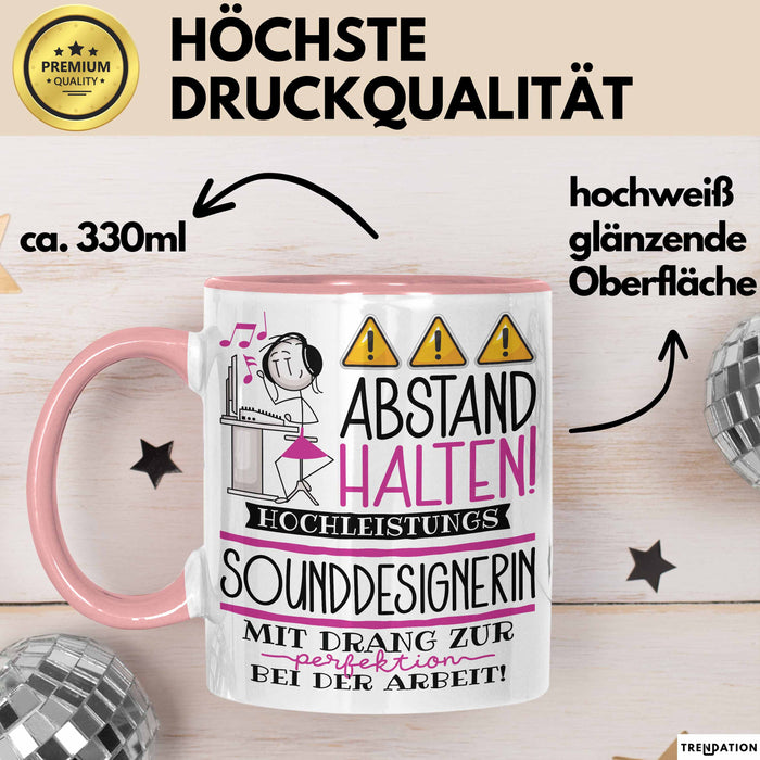 Sounddesignerin Tasse Geschenk Lustig Abstand Halten Hochleistungs-Sounddesignerin Mit Drang Zur Perfektion Bei Der Arbeit Rosa Trendation