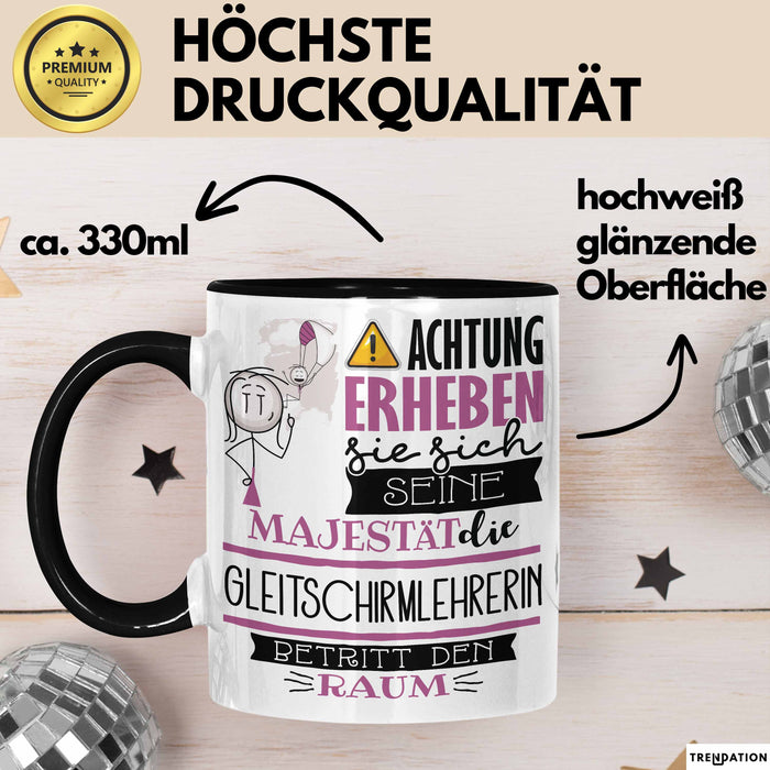 Gleitschirmlehrerin Tasse Geschenk Lustiger Spruch Bitte Erheben Sie Sich Seine Majestät Die Gleitschirmlehrerin Betritt Den Raum Schwarz Trendation