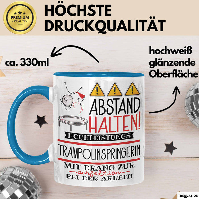 Trampolinspringerin Tasse Geschenk Lustig Abstand Halten Hochleistungs-Trampolinspringerin Mit Drang Zur Perfektion Bei Der Arbeit Blau Trendation