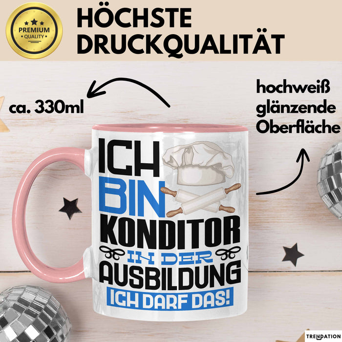 Konditor Ausbildung Tasse Geschenk Ich Bin Konditor In Der Ausbildung Ich Darf Das Geschenkidee Spruch Rosa Trendation